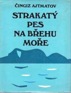 Strakatý pes na břehu moře