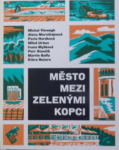 Město mezi zelenými kopci