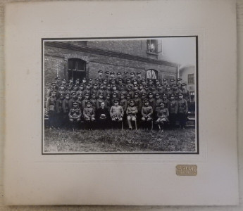 Dobová fotografie vojáků v uniformě